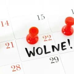 Kalendarz z zaznaczonym dniem "WOLNE!" na 30 maja. Czerwone pinezki oznaczają inne dni.