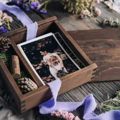 Drewniane pudełko z fotografiami ślubnymi i wstążką. Idealny prezent na papierową rocznicę, pełen wspomnień i miłości.