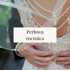 Para obejmuje się czule na tle sukni ślubnej z perełkami. To ich 30 rocznica ślubu, perłowa rocznica.