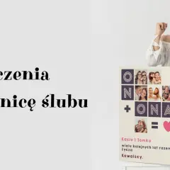 Kobieta z radością prezentuje kartkę z życzeniami na 6 rocznicę ślubu, ozdobioną zdjęciami pary i napisem "On + Ona = Miłość".