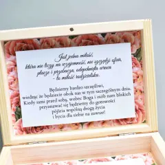 Drewniana szkatułka z cytatem o miłości rodzicielskiej. Czy rodziców zaprasza się na ślub? Tak, bo ich miłość jest bezwarunkowa.