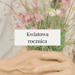 Dłonie trzymają bukiet polnych kwiatów. To piękna, kwiatowa rocznica, być może 4 rocznica ślubu.