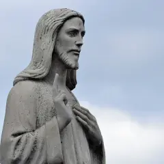 Kamienna rzeźba Jezusa z podniesionym palcem, symbolizująca skuteczną modlitwę za dzieci.