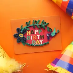 Urocza kartka z życzeniami "Happy Birthday" i kolorowe czapeczki. Idealne na przyjęcie i mądre życzenia dla dziecka.