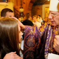 Biskup udziela sakramentu bierzmowania młodym ludziom. W jakim wieku jest to zazwyczaj?