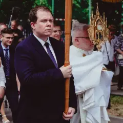Uroczysta procesja z monstrancją, podczas której wierni czczą Eucharystię.