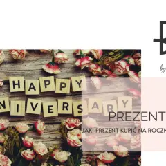 Kwiaty i litery układające napis "Happy Anniversary". Pytanie "Jaki prezent kupić na rocznicę ślubu?" sugeruje, że to idealny moment na świętowanie 9 rocznicy ślubu.