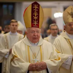 Trzech duchownych w szatach liturgicznych, jeden w mitrze z ozdobami.