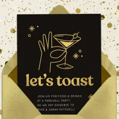 Złote zaproszenie na pożegnalne przyjęcie z kieliszkiem martini i napisem "let's toast". Idealne, by dowiedzieć się, jak zakończyć zaproszenie.