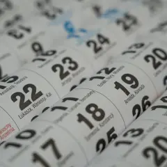 Zbliżenie na kalendarz. Widoczne daty od 10 do 27. 7 czerwca święto.