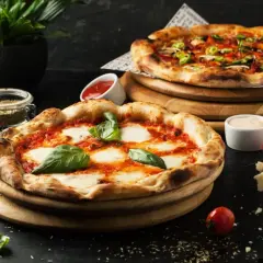 Dwie pyszne pizze, jedna margherita, druga z dodatkami, czekają na dzień pizzy 2026.