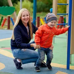 Radosne imieniny Marianny na placu zabaw. Mama z synkiem cieszą się wspólnym czasem.