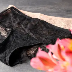 Koronkowe majtki w kolorze czarnym i cielistym, idealne na urodziny dziewczyny. Delikatny materiał i subtelny wzór dodają elegancji.