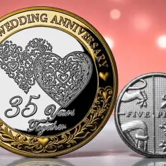 Dwie monety upamiętniające 35. rocznicę ślubu, jedna ozdobiona sercami i napisem "35 Years Together".