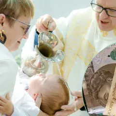 Chrzest dziecka z wodą święconą i polskimi banknotami. Ile daje się na chrzciny?