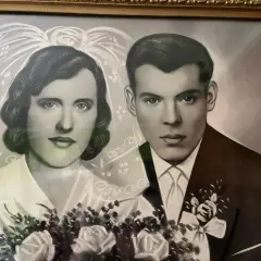 Para Młoda w dniu ślubu, przygotowująca się do 60 rocznicy ślubu. Bukiet róż i welon panny młodej.