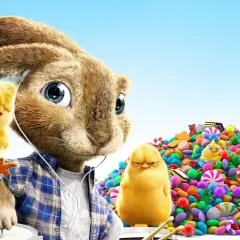 Zajączek i pisklęta w otoczeniu słodyczy, idealni bohaterowie na filmy na wielkanoc.
