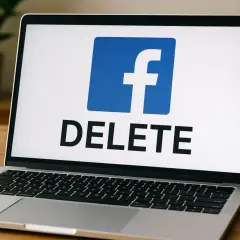 Laptop z logo Facebook i napisem DELETE. Czy jeśli usunę zaproszenie na Facebooku to on to widzi?