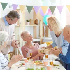 Uroczyste imieniny Daniela. Rodzina świętuje, wręczając prezenty i wznosząc toasty.
