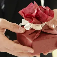 Elegancki prezent z czerwoną ozdobą, idealny, kiedy obchodzi się imieniny.