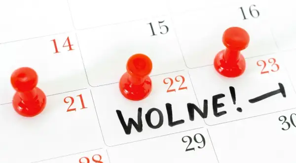 Kalendarz z zaznaczonym dniem "WOLNE!" na 30 maja. Czerwone pinezki oznaczają inne dni.
