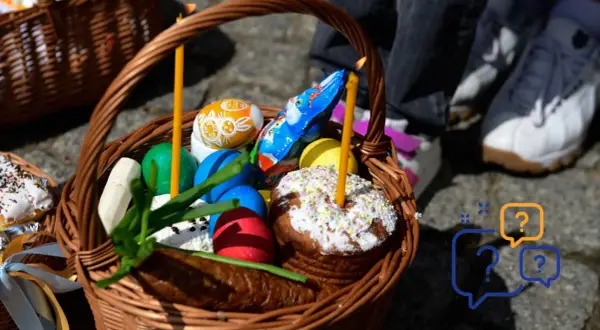 Koszyk wielkanocny z pisankami, babką i świecami. Zastanawiasz się, dlaczego święta wielkanocne są ruchome?