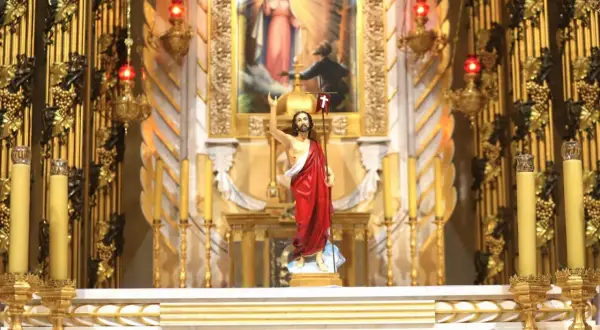 Figurka Jezusa Zmartwychwstałego na ołtarzu. W tle obraz Matki Bożej. To symboliczne przypomnienie, ile trwa okres wielkanocny i radość ze Zmartwychwstania.