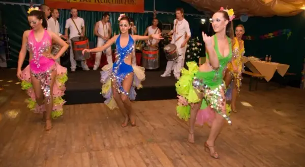 Jak wybrać idealny strój na imprezę w stylu latino, aby błyszczeć