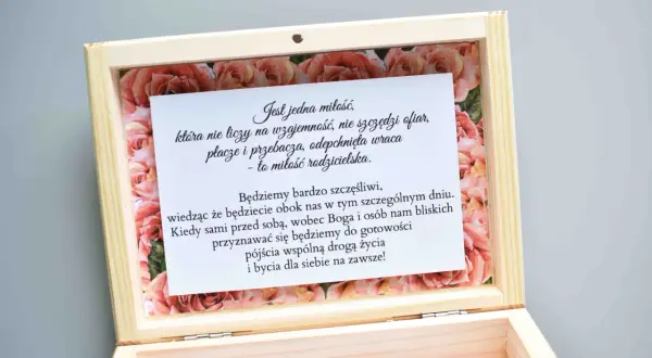 Drewniana szkatułka z cytatem o miłości rodzicielskiej. Czy rodziców zaprasza się na ślub? Tak, bo ich miłość jest bezwarunkowa.