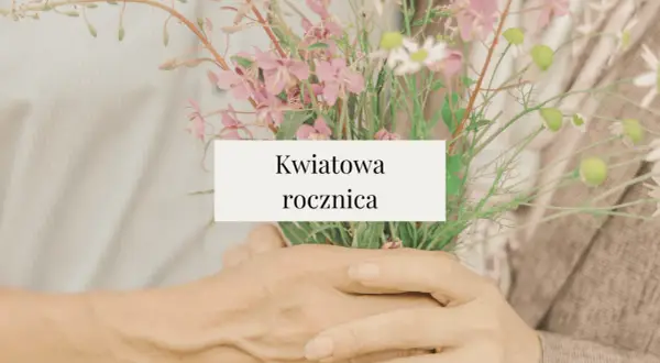 Dłonie trzymają bukiet polnych kwiatów. To piękna, kwiatowa rocznica, być może 4 rocznica ślubu.