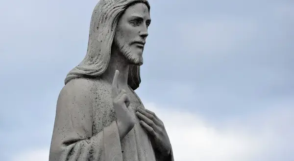 Kamienna rzeźba Jezusa z podniesionym palcem, symbolizująca skuteczną modlitwę za dzieci.