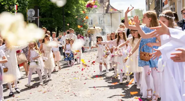 17 czerwca. Dzieci sypią kwiaty na procesję.