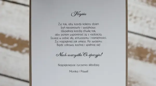 Wzruszające życzenia na 60 urodziny dla kobiety, Krysiu! Niech każdy dzień będzie wyjątkowy, a życie pełne radości i spełnienia.