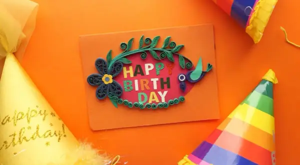 Urocza kartka z życzeniami "Happy Birthday" i kolorowe czapeczki. Idealne na przyjęcie i mądre życzenia dla dziecka.