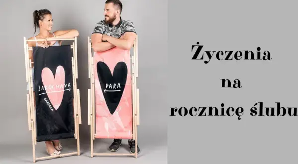 Para zakochanych przy leżakach z sercami. Idealne życzenia na rocznicę ślubu dla Barbary i Jacusa.