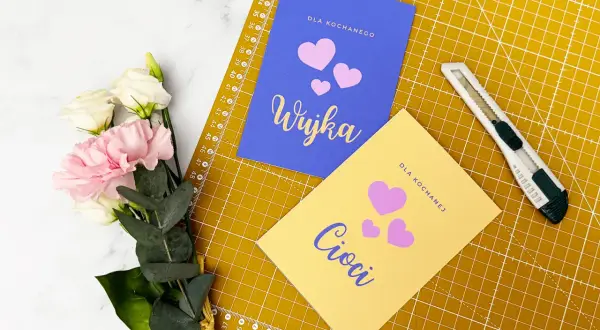 Kwiaty i kartki z życzeniami na dzień cioci i wujka.