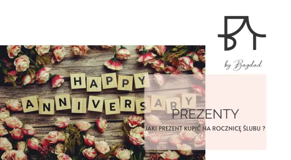 Kwiaty i litery układające napis "Happy Anniversary". Pytanie "Jaki prezent kupić na rocznicę ślubu?" sugeruje, że to idealny moment na świętowanie 9 rocznicy ślubu.