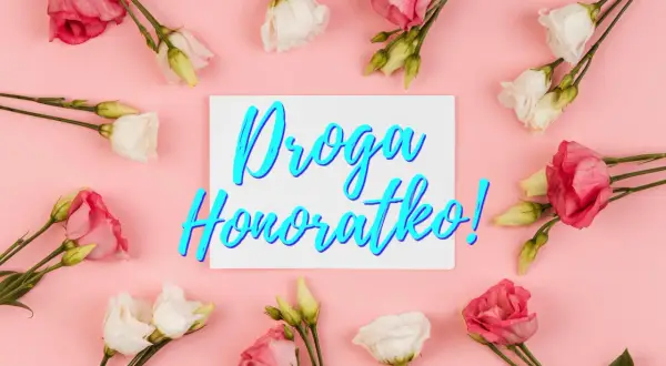Wesołe imieniny Hanny! Kartka z życzeniami "Droga Honoratko!" otoczona delikatnymi różowymi i białymi kwiatami na pastelowym tle.