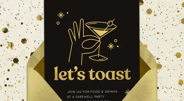 Złote zaproszenie na pożegnalne przyjęcie z kieliszkiem martini i napisem "let's toast". Idealne, by dowiedzieć się, jak zakończyć zaproszenie.