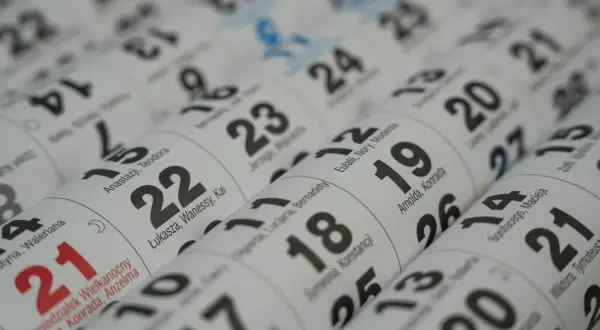 Zbliżenie na kalendarz. Widoczne daty od 10 do 27. 7 czerwca święto.