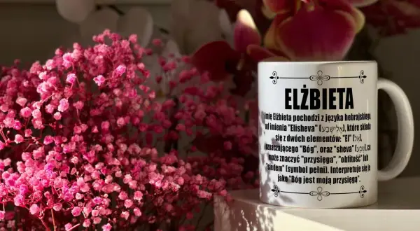 Kwitnące kwiaty i kubek z napisem "Elżbieta", idealny na imieniny Elżbiety.
