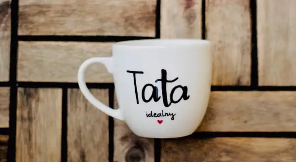 Biały kubek z napisem "Tata idealny" i serduszkiem, idealny prezent na Dzień Ojca.