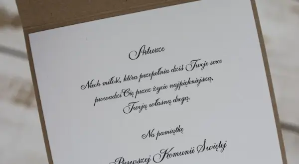 Życzenia komunijne od chrzestnej dla Artura. "Niech miłość prowadzi Cię przez życie najpiękniejszą, Twoją własną drogą.