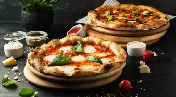 Dwie pyszne pizze, jedna margherita, druga z dodatkami, czekają na dzień pizzy 2026.