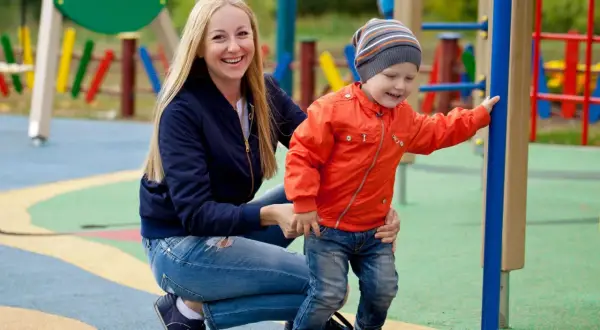 Radosne imieniny Marianny na placu zabaw. Mama z synkiem cieszą się wspólnym czasem.