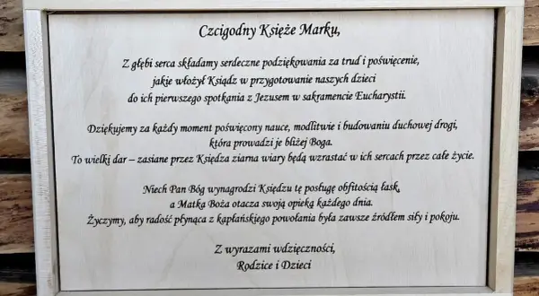 Drewniana skrzynka z tekstem podziękowania dla księdza Marka za trud w przygotowaniu dzieci do I Komunii Świętej.