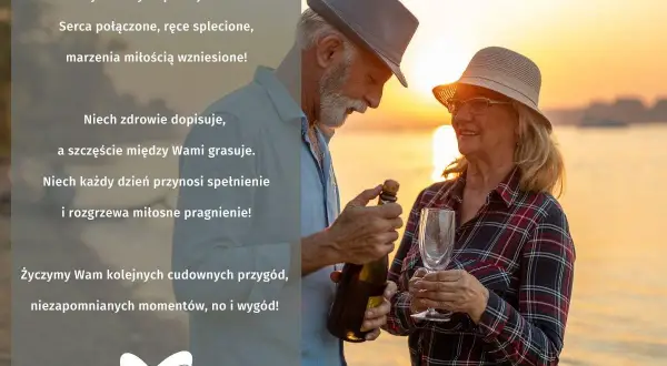 Para świętuje 40 rocznicę ślubu, rubinowe gody. Mężczyzna otwiera szampana, kobieta trzyma kieliszek. Zachód słońca nad wodą.