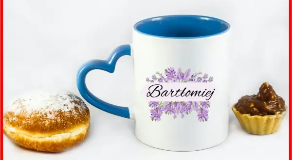 Kubek z napisem "Bartłomiej" i lawendą, obok pączek i babeczka. Idealny prezent na imieniny Bartłomieja.