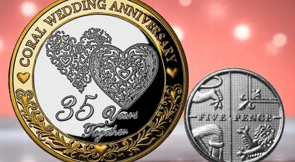 Dwie monety upamiętniające 35. rocznicę ślubu, jedna ozdobiona sercami i napisem "35 Years Together".