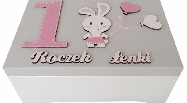Szara skrzynka z różową jedynką, króliczkiem i serduszkami. Napis "Roczek Lenki".